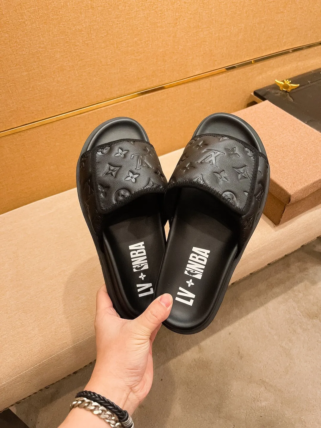Men's men's shoes 💰 320💰 New model on the market 🔥[LV🔥 Louis Vuitton slippers] High-end 1:1 mold customization, original upgraded version of the outsole, lighter and non-slip. The market's top quality, fashionable and trendy, versatile and popular, simple yet tasteful, a must-have for fashionistas, exuding a fashionable and casual atmosphere, fashion is at your feet, full of confidence, the same style at the counter 👍The season of spring and summer slippers is here, super beautiful to wear, 38-44 1⃣️colors available🔥